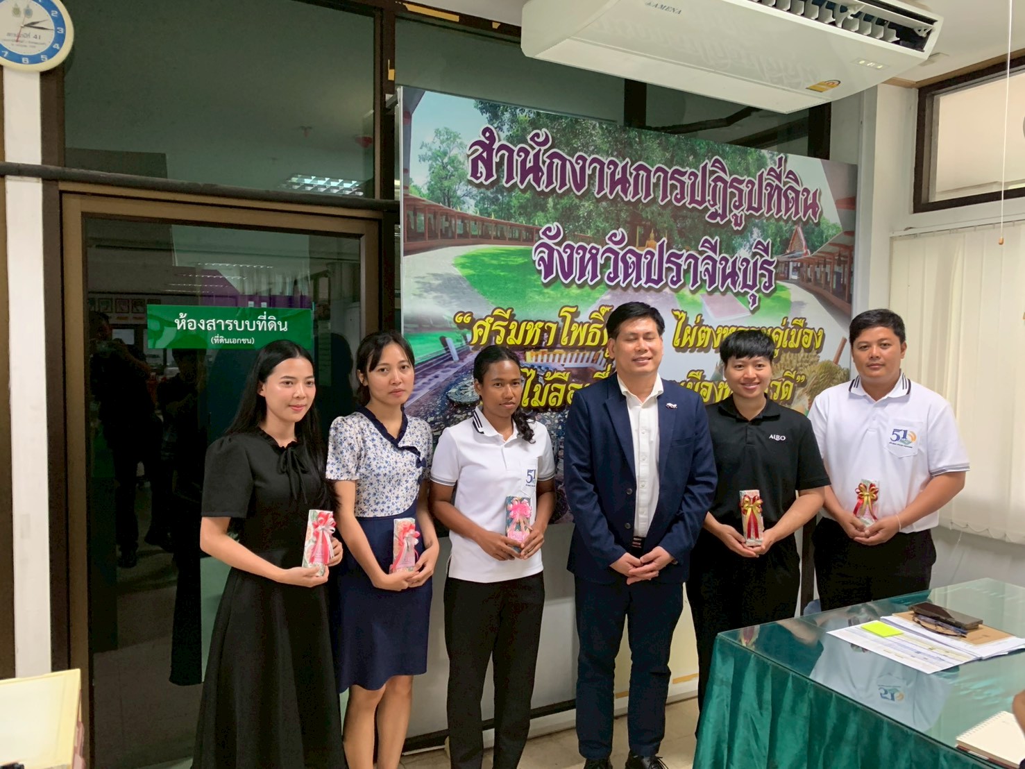 title - วันที่ 9 มิถุนายน 2569 นายวิทูล ประดิษฐบุญ ปฏิรูปที่ดินจังหวัดปราจีนบุรี ได้มอบนโยบาย ของรัฐมนตรีช่วยว่าการกระทรวงเกษตรและสหกรณ์ พร้อมทั้งชี้แจงแนวทางการปฏิบัติงาน แก่บุคลากรในสังกัด โดยได้ร่วมรับฟังปัญหา อุปสรรค และหารือแนวทางการขับเคลื่อนภารกิจตามแผนงานและโครงการประจำปีงบประมาณ พ.ศ. 2569